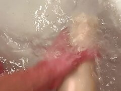Masturbation dans mon bain en collant rouge