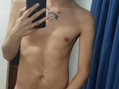 Chico universitario homosexual frente al espejo masturbandose