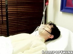 Robbie Anthony slides his big cock in skinny twinks asshole