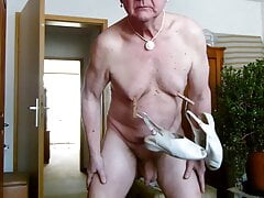 Andreas mit Ilses Schuhen an den Nippeln trinkt eigene Pisse