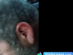 Auto-Blowjob: Junger Amateur bekommt einen Blowjob von einem Älteren Mann