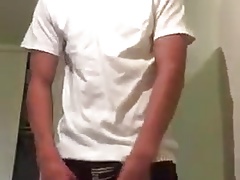Latino rico se desnuda y se pajea