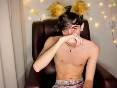 skinny twink Henry Evans anal plays while stroking solo