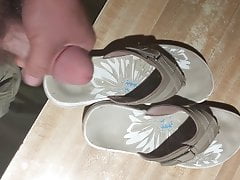 Quick cumshot over flip flops