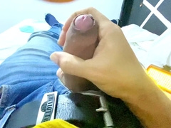 gran verga entre la ropa puesta