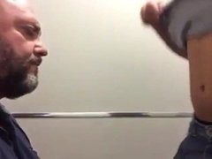 Urso e novinho no reservado do banheiro