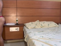 Garçom ganhou cú do cliente que não tinha dinheiro pra pagar a conta do hotel