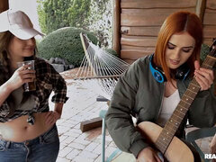 Sucer une bite, En levrette, Branlette thaïlandaise, Jeans, Léchez, De plein air, Pov, Tatouage