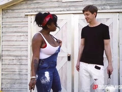 Gros seins, Noire, Sucer une bite, Tir de sperme, En levrette, Ferme, Interracial, Rasée