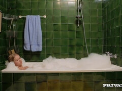 18 ans, Brunette brune, Domestique, Maigrichonne, Adolescente