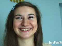 18 ans, Tir de sperme, Grossier, En levrette, Faciale, Léchez, Rasée, Timide