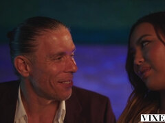 69, Asiatique, Brunette brune, Gorge profonde, En levrette, Branlette thaïlandaise, Chatte, Nénés