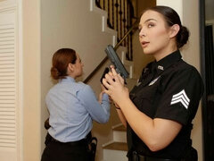 Arsch, Blasen, Frau frau mann, Handjob, Polizei, Flotter dreier, Titten, Uniform