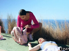 Blonde, Sucer une bite, Brunette brune, En levrette, Chatte, Séduite, Suçant, Plan cul à trois