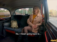 Amateur, Rubia, Mamada, Coche, Garganta profunda, Ruso, Medias largas, Tetas