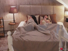 Slaapkamer, Bruinharig, Zoenen, Lesbisch, Likken, Masturbatie, Doordringend, Kut duiken