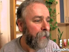 18 jaar, Pijpbeurt, Sperma shot, Sportzaal, Slipje, Klein, Tiener, Tieten likken