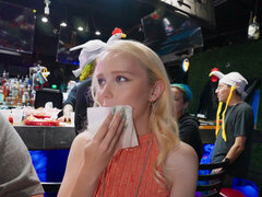 Blondine, Blasen, Öffentlich