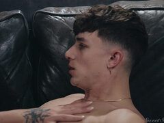 Schwarz, Küssen, Milf, Mutti, Piercing, Kurzes haar, Stiefmutter, Tätowierung