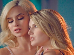 Doigter, Embrassement, Léchez, Masturbation, Chatte, Maigrichonne, Dénudage, Tatouage