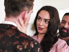 In den arsch, Grosser arsch, Bisexuell, Blasen, Braunhaarige, Natürlichen titten, Büro, Titten