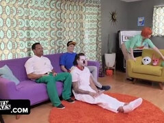 Gros seins, Sucer une bite, Gorge profonde, En levrette, Petite femme, Chatte, Tabou, Adolescente