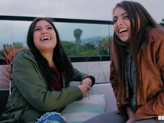 Gros cul, Brunette brune, Jeans, De plein air, Plan cul à trois, Nénés, Jouets, Vibromasseur