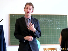 Bruinharig, Rondborstig, Pop, Natuurlijke tieten, Softcore pornografie, Student, Tiener, Uniformpje
