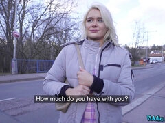 Blonde, Sucer une bite, Britannique, Européenne, Seins naturels, De plein air, Pov, Jupe