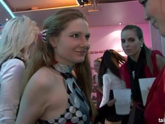 Amateur, Grosse bite, Noire, Club, Queue, En levrette, Doigter, Fête