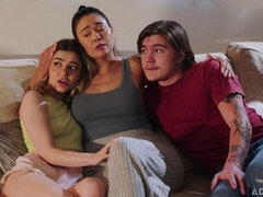 18 ans, Gros cul, Grosse bite, Gros seins, Sucer une bite, En levrette, Maigrichonne, Adolescente