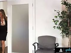 18, デカ尻, デカパイ, 捕まる, 黒人, 指いじり, 淫乱熟女