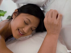 Asiatique, Sucer une bite, Brunette brune, Gorge profonde, Massage, Seins naturels, Huilée, Mouillée