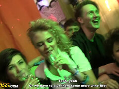 Blond, Bruinharig, Hondjeshouding, Inshuiven, Zoenen, Feest, Kut duiken, Sokken