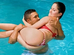 Culo grande, Verga grande, Tetas grandes, Morena, Estilo perrito, Madres para coger, Al aire libre, Piscina