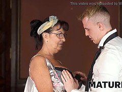 Grote mammen, Bruinharig, Oudere vrouw, Omie, Reusachtig, Rijpe lesbienne, Natuurlijke tieten, Tieten likken