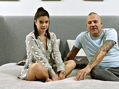 Nana, Grosse bite, Brunette brune, Tir de sperme, Première fois, Hard, Léchez, Masturbation