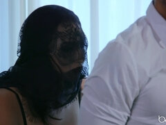 Bondage, Brunette brune, Bâillonner, Talons, Léchez, Maîtresse, De plein air, Cheveux courts