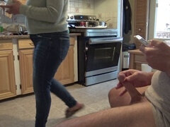 Homme nu et filles habillées, Couple, Tir de sperme, Exhib, Branlette thaïlandaise, Orgasme, Surprise, Turc