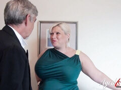 Gros cul, Grosse bite, Gros seins, Blonde, Sucer une bite, En levrette, Mature