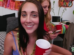 Leie, Braunhaarige, Hundestellung, Lecken, Piercing, Hintern versohlen, Tätowierung, Nass