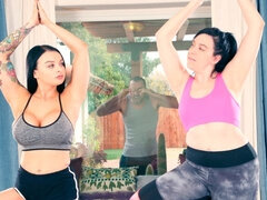 Gros seins, Sucer une bite, En levrette, Doigter, Branlette thaïlandaise, Léchez, Sport, Tatouage