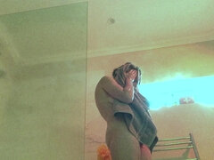 Amateur, Gros seins, Brunette brune, Mère que j'aimerais baiser, Maman, Seins naturels, Douche, Espionne