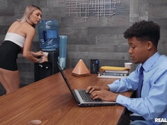 Grosser schwanz, Schwarz, Blondine, Blasen, Absätze, Interrassisch, Büro, Rock