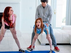 Enthousiasteling, Grote kont, Grote lul, Hondjeshouding, Sportzaal, Mager, Tiener, Tieten likken