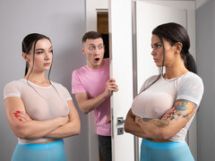 Chambre à dormir, Grosse bite, Sucer une bite, Brunette brune, En levrette, Huilée, Rasée, Tatouage