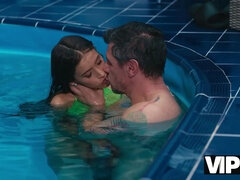 Tromperie, Papa, Petite amie, Hd, Fille latino, Piscine, Criant, Adolescente