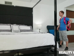 Gros seins, Blonde, Sucer une bite, Hôtel, Domestique, Mère que j'aimerais baiser, Cheveux courts, Uniforme