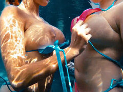 Gros seins, Bikini, Fétiche, Doigter, Embrassement, Lesbienne, Lingerie, Petite femme