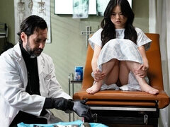 18 años, Interracial, Besar, Lamidas, Masturbación, Coño, Afeitado, Estriptis